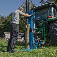 Holzspalter HL3000GM mit Stammheber in Betrieb, Arbeitsplatz im Freiland