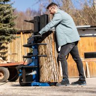 Holzspalter von Scheppach mit Standfuß, Detailansicht beim Spalten von Meterholz