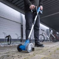 Scheppach Akku-Unkrautfugenbürste mit Handgriff und rot-weißem Rollenaufsatz für präzise Reinigung