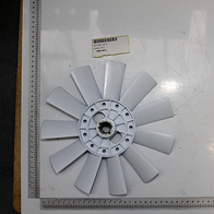 Ein grauer Lüfterrad mit acht Flügeln, auf einem weißen Hintergrund mit einem Lineal zur Größenmessung. Artikelnummer: intern_3906110013.