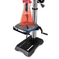 Scheppach Bohrmaschine DP18Vario, Ansicht von der Seite mit Laserschatten zur Veranschaulichung der Arbeitshöhe.