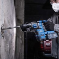 Scheppach Akku-Bohrhammer mit SDS-Plus-System, Akku und Ladegerät in Einsatz
