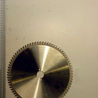 Ein Kreissägeblatt mit 270 mm Durchmesser, von der Seite fotografiert. Neben dem Sägeblatt ist ein Lineal zur Größenveranschaulichung zu sehen.