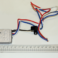 Elektronik-Komponente mit Anschlussklemmen und geflochtenen Leitungen