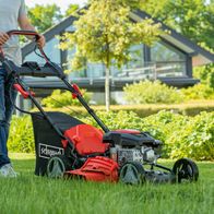 Der Scheppach Benzin-Rasenmäher MS150-46E hat einen 46 cm breiten Schnitt, einen 150 cm³ Motor und einen praktischen Fangkorb. Die Höhe ist verstellbar und der Griff ist ergonomisch geformt für einfachen Transport und Bedienung.