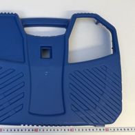 Oberes Gehäuse von Scheppach, Ansicht von oben. Das Gehäuse hat eine rechteckige Form mit zwei Griffen an den Seiten und einem zentralen Loch. Die Maße betragen etwa 30 cm in der Breite und 20 cm in der Höhe.