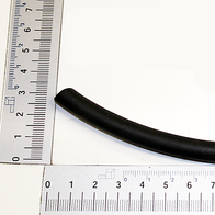 Ein schwarzer Benzinschlauch mit einem Durchmesser von 8,5/4,5 mm und einer Länge von 160 mm. Der Schlauch liegt auf einem Lineal mit Zentimeter- und Millimeterangaben.