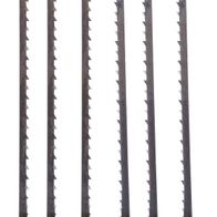 Stiftsägeblatt 6 Stück, 135 x 3 x 0,5 / Z 10 von Scheppach. Sechs Sägeblätter nebeneinander auf weißem Hintergrund. Die Sägeblätter sind von oben fotografiert.