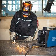 Werkzeug mit Scheppach-Plasmaschneider und Schutzausrüstung beim Arbeiten