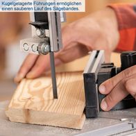 Kugelgelagerte Führungen ermöglichen einen sauberen Lauf des Sägebandes. Die Bandsäge HBS261 von Scheppach bietet präzise Schnitte und eine maximale Durchlasshöhe von 120 mm. Sie verfügt über eine Leistung von 550W und ist mit einem Sägeband ausgestattet.