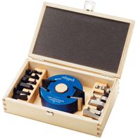 Universal Sicherheits-Profilmesserkopf-Set von Scheppach in einer Holzkiste mit verschiedenen Profilen und einem blauen Messerkopf.