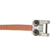 Ein Schleifbandset für Dekupiersägen, bestehend aus zwei Metallklammern und einem orangefarbenen Schleifband. Das Bild zeigt das Set von der Seite.