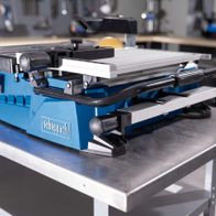 Fliesenschneider WTS2000 von Scheppach, seitliche Ansicht mit Schiebeschlitten und Führungsschienen.