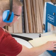 Person beim Arbeiten mit Scheppach-Bandsäge (BASA1) auf dem Arbeitsplatz