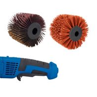 Universal-Renovierungsschleifer MRS1300 von Scheppach, Ansicht von oben mit drei verschiedenen Schleifbürsten. Der Schleifer ist blau und schwarz, die Bürsten sind gold, rot und braun.