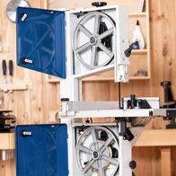 Scheppach-Bandsäge mit neigbarer Arbeitsplatte und Mittenmessschiene, Fokus auf Detailansicht mit Antriebsmechanismus und Sägebandspannungssystem