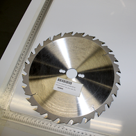 Scheppach-Kreissägeblatt mit Bohrloch, Markierung und Beschriftung