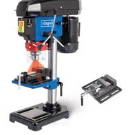 Tischbohrmaschine DP16VLS von Scheppach, gezeigt von vorne mit Zubehörteil. Die Tischbohrmaschine ist ein Produkt der Marke Scheppach und gehört zur Serie DIY.