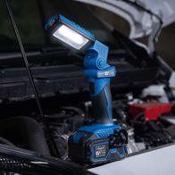 Scheppach Akku-Arbeitsleuchte mit integriertem Lichtfokus und ergonomischem Griff für präzise Beleuchtung im Werkzeugset C-WL20-X-Set L