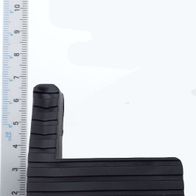 Fußkappe rechts von Scheppach, gezeigt von vorne mit Maßstab im Hintergrund.