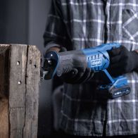Scheppach Akku-Säbelsäge mit LED-Licht und Akku-Ladegerät, im Einsatz beim Holzverarbeiten