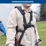 Person mit taktischem Rucksack und Halterung für Scheppach-Tool mit mechanischem Auslöser