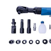 Scheppach Zubehör-Set für Druckluftratsche mit verschiedenen Aufsätzen und Werkzeugen. Enthält verschiedene Nüsse, Adapter und eine Ölflasche.