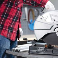 Metall-Trennschneider MT150 von Scheppach in Aktion, der eine Metallstange schneidet. Der Winkel der Scheibe ist auf 45 Grad eingestellt.