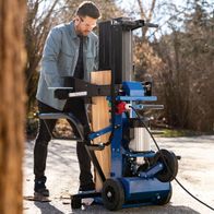 Holzspalter mit Standfunktion für präzise Spaltung, inkl. Sicherheitsausrüstung und Arbeitsplatz auf dem Scheppach-Modell