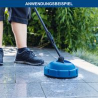 Person nutzt Scheppach-Keramikreinigungskopf für glatte Böden