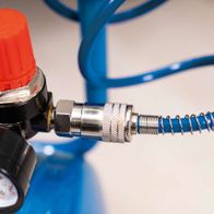 Kompressor HC26 mit Druckregler und Manometer. Der Kompressor ist von vorne zu sehen.