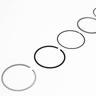 Kolbenringe aus Metall, von oben fotografiert.