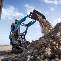 Scheppach Kompaktlader mit 80-Liter-Schaufel, E-Start-Funktion und 740 mm Spurbreite im Einsatz