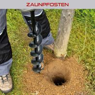 Bohrgerät für Erdarbeiten mit Augerbohrkopf beim Einbringen eines Pfostens in den Boden