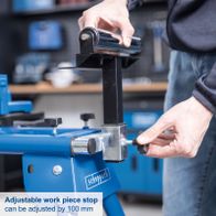 The adjustable work piece stop of the Universal Mitre Saw Stand UMF1600 by Scheppach can be adjusted by 100 mm. The stand has a maximum load capacity of 200 kg, a length of 1000-1650 mm and a height of 740 mm.