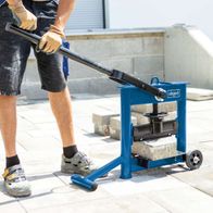 Der Steinknacker HSC130 von Scheppach verfügt über eine robuste Bauweise und einen praktischen Handhebel für einfaches Bedienen. Das Gerät ist mit einem stabilen Standfuß und Rädern für einfache Transportierbarkeit ausgestattet.