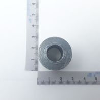 Scheppach-Buchse Teil 81, Rundstück mit zentralem Loch, Maßstab für Größenvergleich