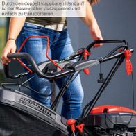 Der Rasenmäher hat einen doppelt klappbaren Handgriff, was ihn platzsparend und einfach zu transportieren macht.