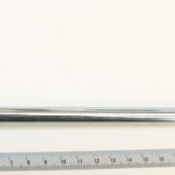 Eine Spannschraube geschw. mit einem Maßstab im Hintergrund. Die Spannschraube ist von der Seite zu sehen.