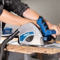 Die Tauchsäge PL55 von Scheppach mit 2x700mm Führungsschiene, 1200W Leistung und 160mm Sägeblatt mit 24 Zähnen. Die Säge verfügt über einen Staubabsauganschluss für sauberes Arbeiten.