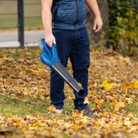 Akku-Laubbläser mit Handgriff und Auswurfschlauch für effektive Laubentfernung