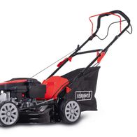 Scheppach Rasenmäher mit schwarzem Auffangbehälter und rotem Motor. Robustes Design mit großen Rädern für einfache Handhabung.