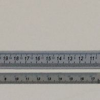 Ein 30-Zentimeter-Metalllineal mit Millimeter- und Zentimeter-Einteilung, von Scheppach. Das Lineal ist von der Seite zu sehen.