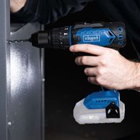 Die Scheppach Akku-Schlagbohrmaschine C-CD45-X mit 3in1 Funktion, 45Nm Drehmoment und 19+1 Drehmomentstufen. Die Abbildung zeigt die Schlagbohrfunktion.