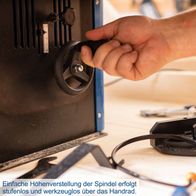 Die Fräsmaschine HF50 von Scheppach ermöglicht eine einfache Höhenverstellung der Spindel stufenlos und werkzeuglos über das Handrad.