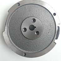 Schwungscheibe Ø190x48,6 von Scheppach. Ansicht von vorne. Graue Metalloberfläche mit zentraler Bohrung und drei kleineren Löchern. Beschriftung mit Artikelnummer.