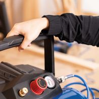 Handbetätigter Kompressor mit Druckregelung und Tankaufnahme für Werkstattgebrauch