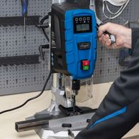 Die Tischbohrmaschine DP55 von Scheppach bietet eine digitale Anzeige für präzise Einstellungen, einen roten und grünen Startknopf für einfache Bedienung und eine robuste Konstruktion für zuverlässige Leistung.