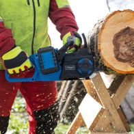 Die Akku-Kettensäge BC-CS355Duo-X von Scheppach verfügt über eine robuste Bauweise und einen leistungsstarken Akku für effizientes Schneiden. Ideal für den Heimwerkergebrauch.