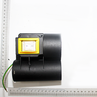 Ein Messschieber mit digitaler Anzeige, der auf einem weißen Hintergrund liegt. Die Messschieber-Skala ist von oben zu sehen.